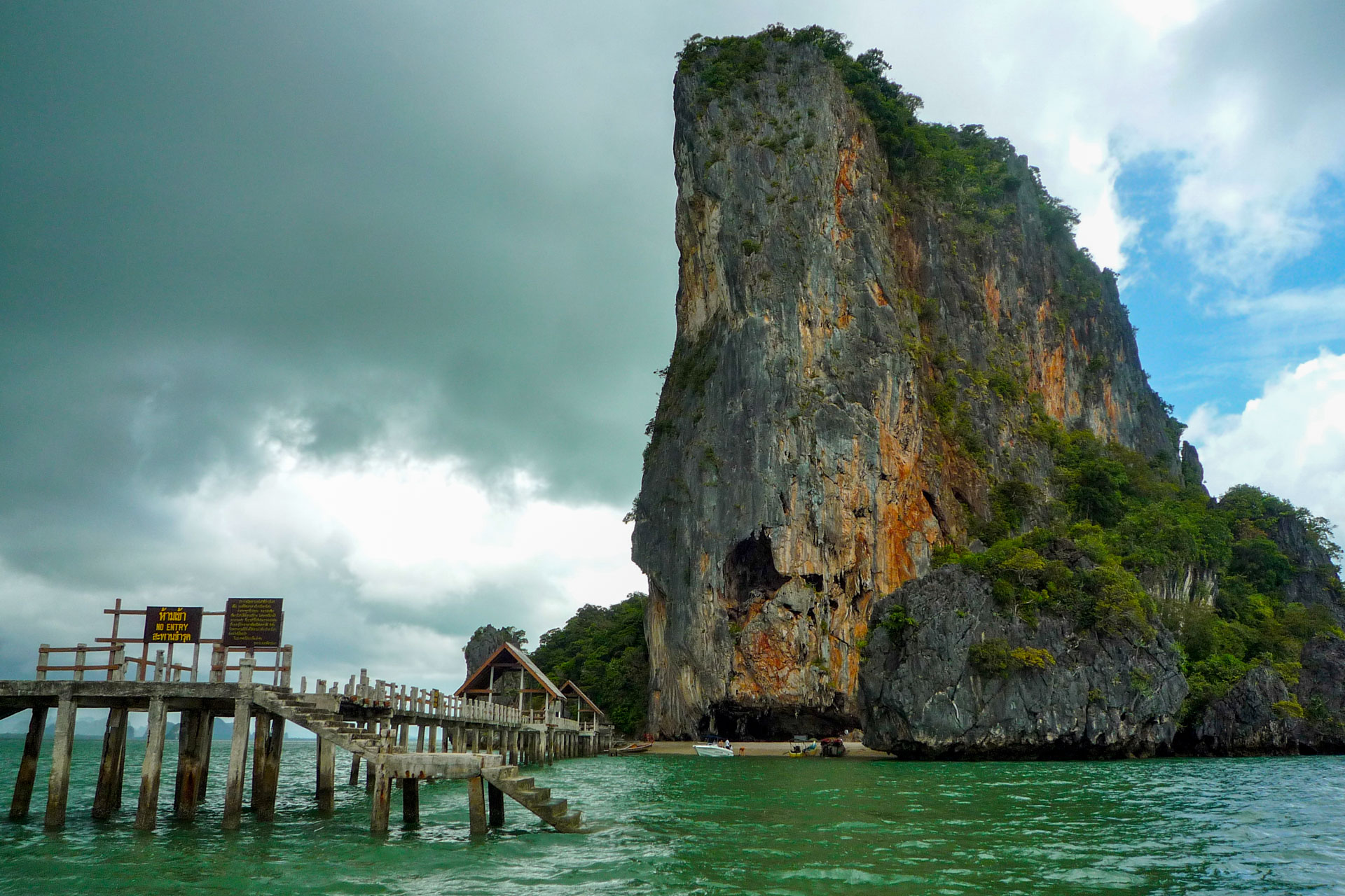 Felsenlandschaft im Meer
